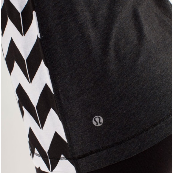 NWT Lululemon Devotion Short Sleeve Tee Arrow Chevron White Black Size 4 - Picture 2 of 7